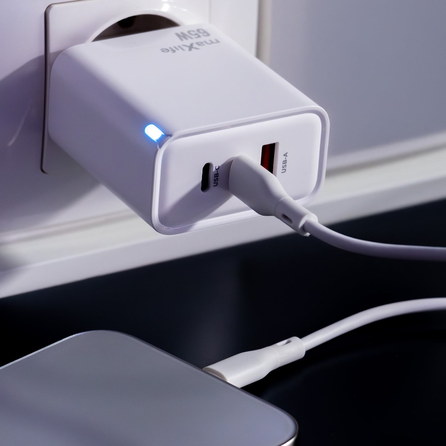 MaXlife MXTC-09-65ACC Network Charger, 65W, 3.25A, 1 x USB-A - 2 x USB-C, White